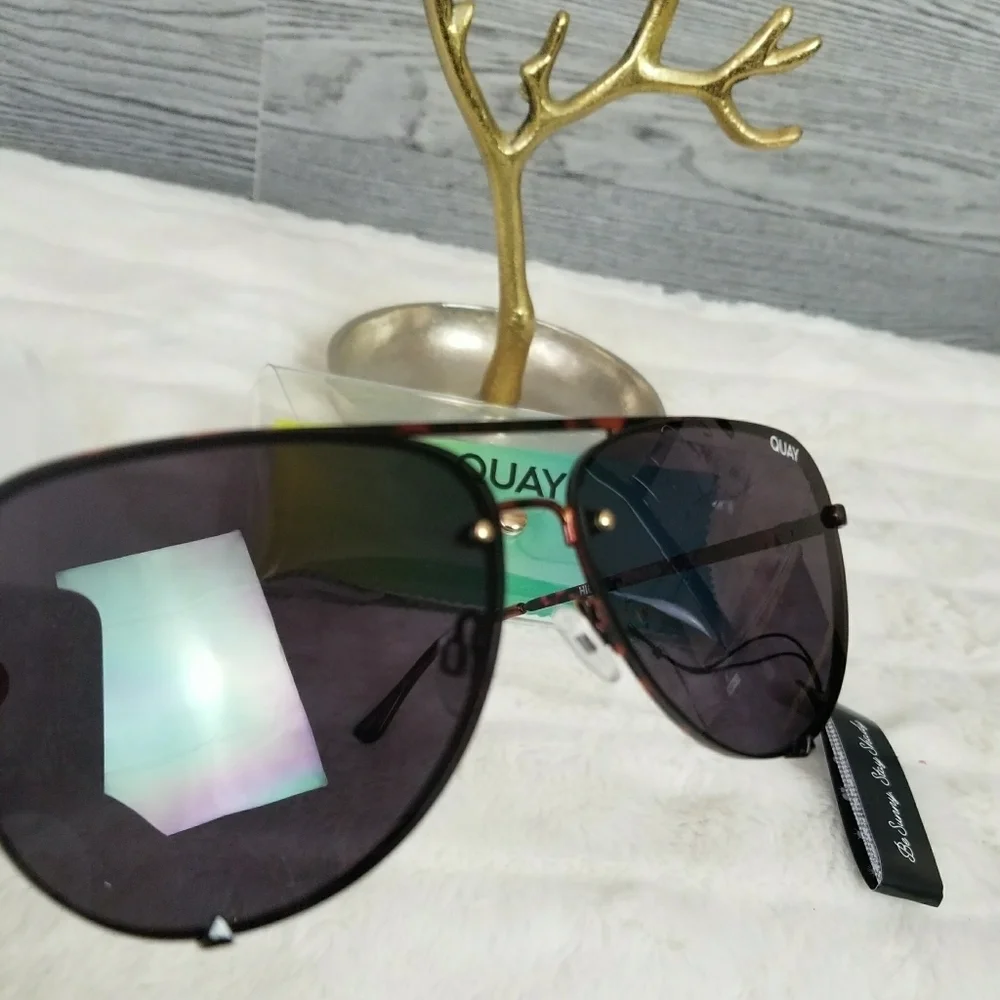 QUAY // ltd ed high key tortoise detail rimless black smoke lens aviators